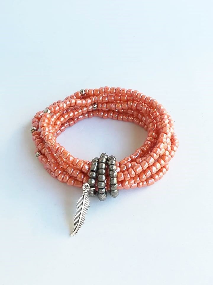 Gastgeschenke Hochzeit, Brautjungfer Schmuck, Lachs Armbänder, Einfachen Stack, Billiges Geschenk, Feder-Charme, Rocailles Perlen Stapelns, Strecke von TresJoliePT