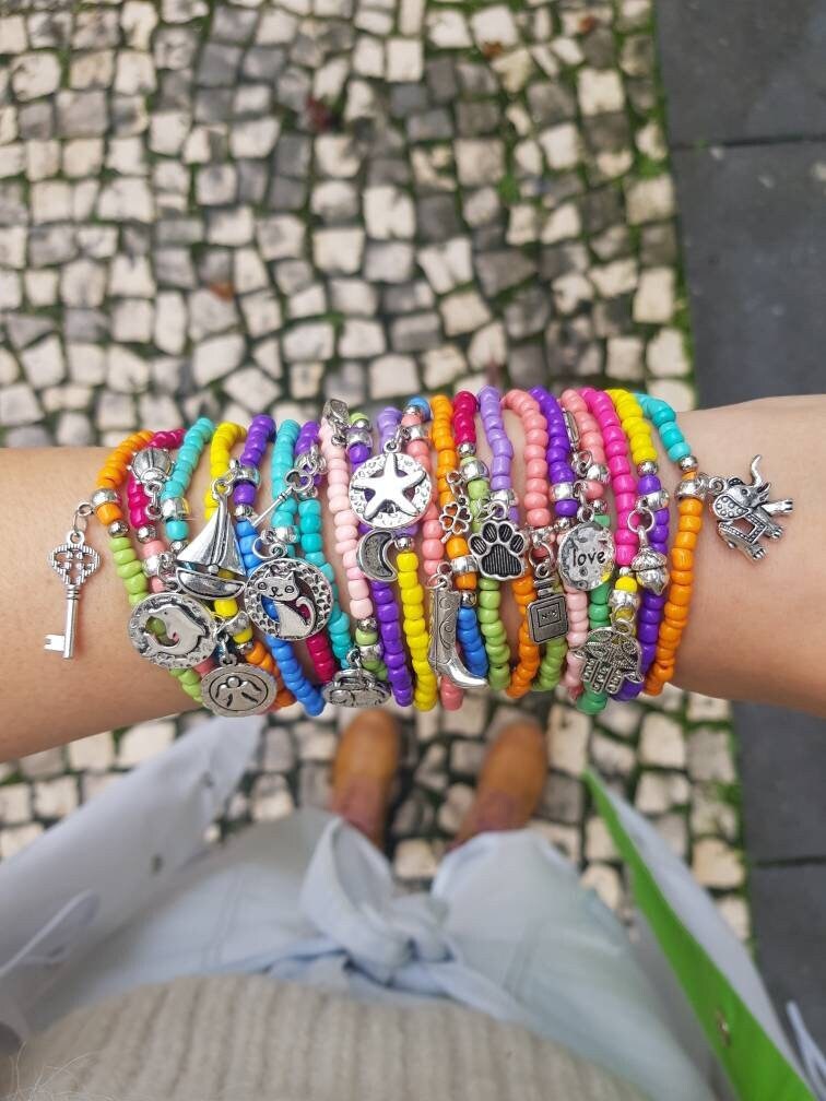 Großhandel Armbänder - Bunte Sommer-Armbänder Im Boho-Chic Samen Und Metall Stretch-Armbänder Layering-Schmuck Bohemian-Armbänder Großhandel Armbänder - Bunte Sommer-Armbänder Im Boho-Chic Samen Und Metall Stretch-Armbänder Layering-Schmuck Bohemian-Armbänder von TresJoliePT