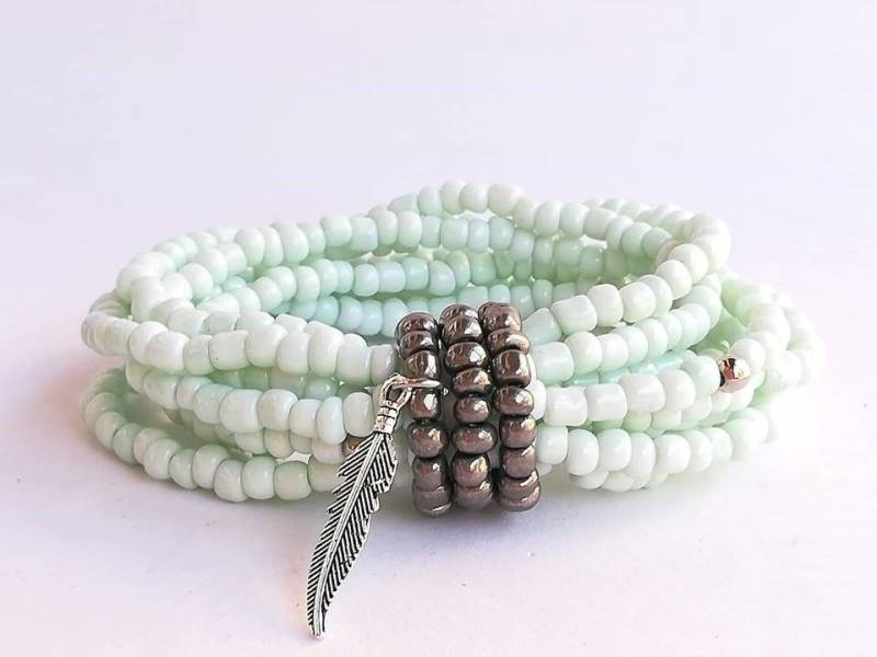 Hochzeitsgeschenke, Brautjungfer Schmuck, Grüne Armbänder, Einfachen Stack, Billiges Geschenk, Feder-Charme, Rocailles Perlen Stapelns, Strecke Hochzeitsgeschenke, Brautjungfer Schmuck, Grüne Armbänder, Einfachen Stack, Billiges Geschenk, Feder-Charme, Rocailles Perlen Stapelns, Strecke von TresJoliePT