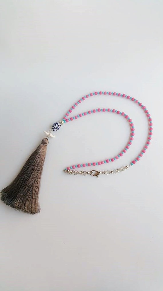 Lange Halskette - Quaste-Halsketten Boho Buddha Schmuck Rosa Perlen Perlenkette Grau Quaste Boho Lange Halskette - Quaste-Halsketten Boho Buddha Schmuck Rosa Perlen Perlenkette Grau Quaste Boho von TresJoliePT