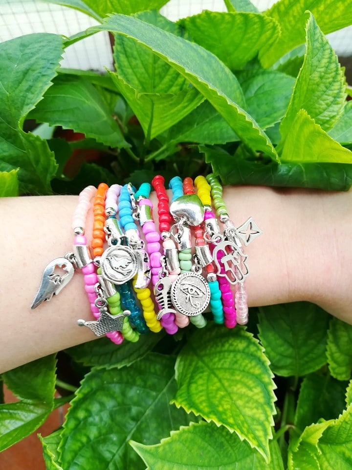 Mala Armband - Freundschaft Armbänder Bunte Perlen Boho Chic Bunten Sommer Stretch Beadead Bettelarmband von TresJoliePT