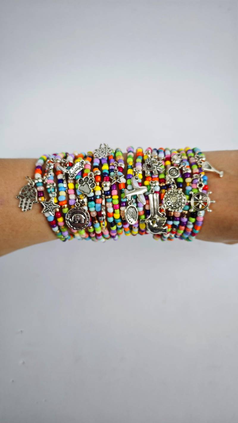 Mehrlagiges Armband-Set, Regenbogenschmuck, Festivalarmband, Bettelarmbänder, Silberanhänger, Freundschaftsarmband, Stapelset, Boho von TresJoliePT