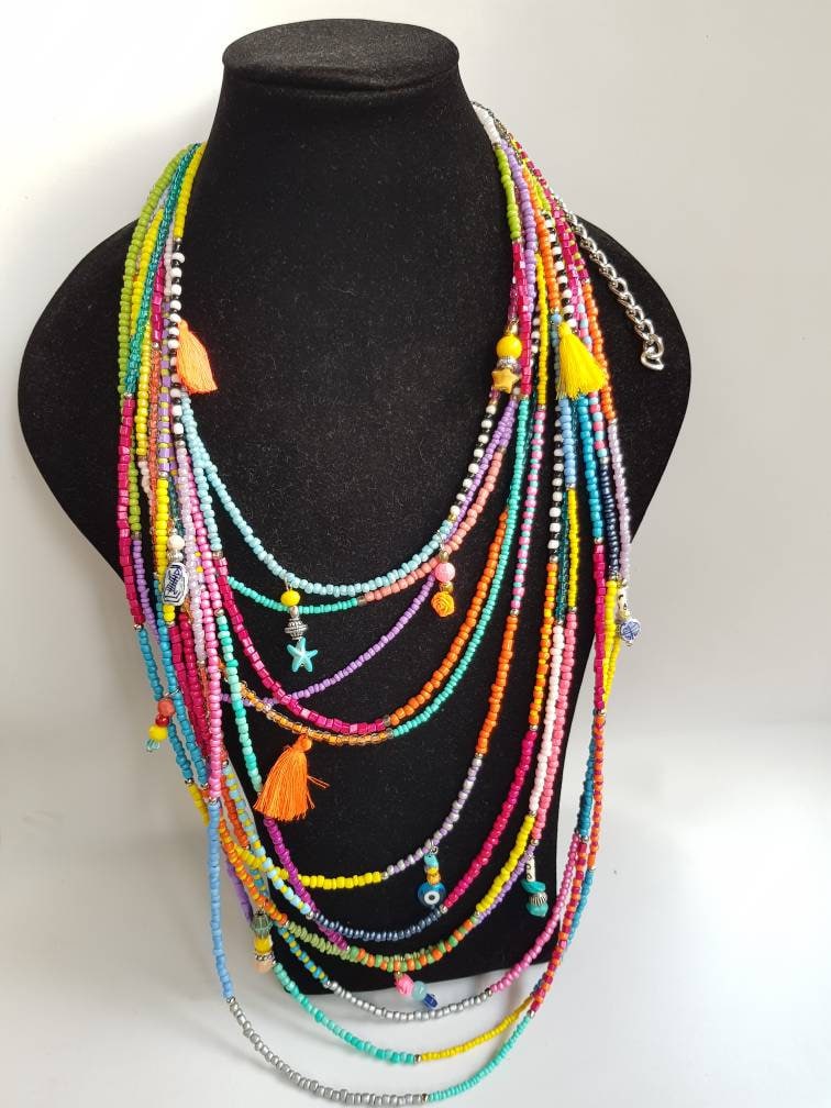 Mehrschichtige Halskette - Bunte Sommerfarben-Halskette Mehrschichtige Halsketten Klobige Quastenschmuck Keramikvogel Statement von TresJoliePT