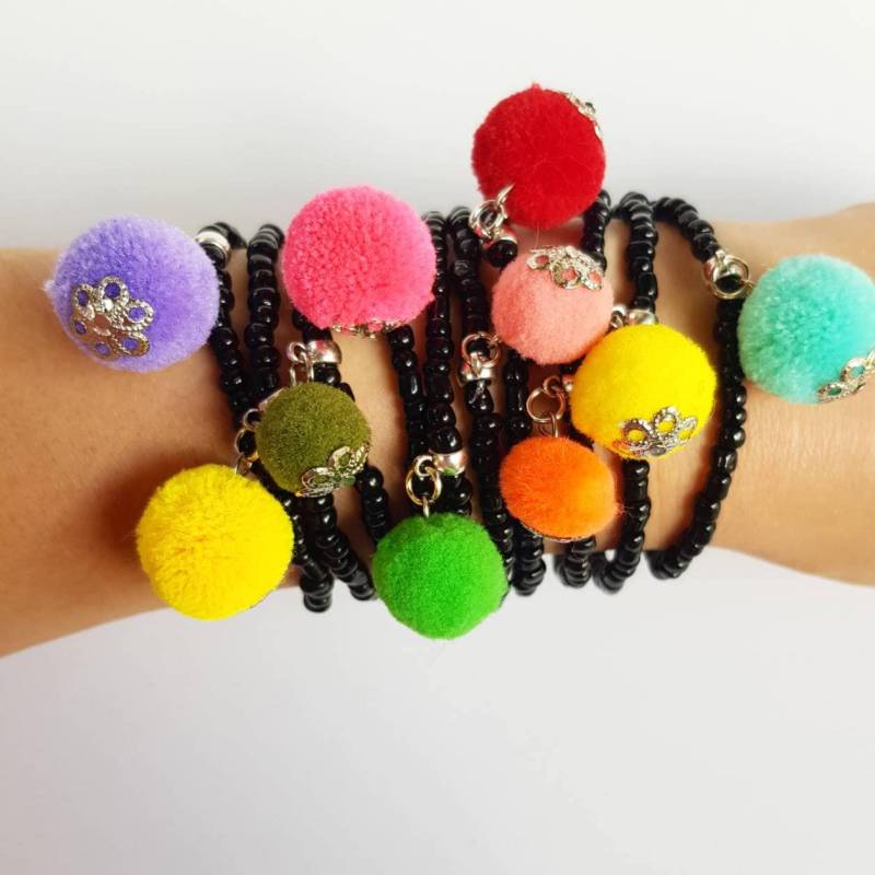 Pom Armband, Boho Stapelbares Schwarzer Schmuck, Poms Stretching Armbänder, Freundschaft, Freund, Schwarzes Set von TresJoliePT
