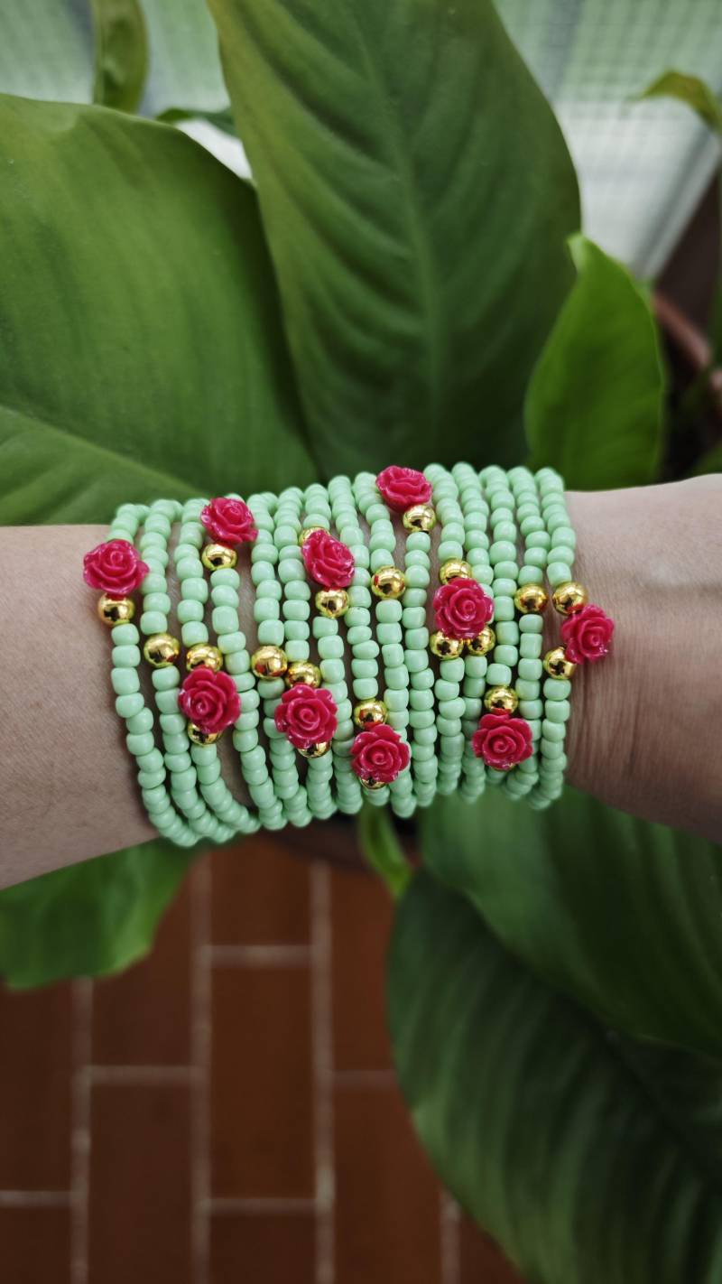 Stapelarmband - Grünes Perlenset Lagenarmbänder Stretcharmbänder Saatperlenarmband Rosa Rosen Stapel Festivalschmuck von TresJoliePT