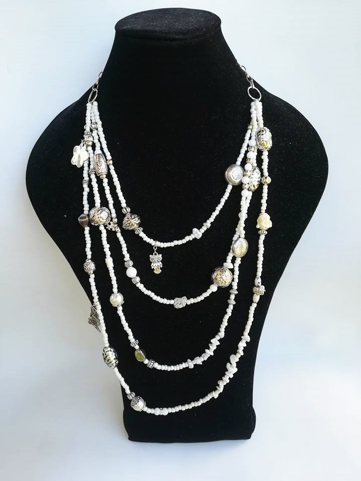 Weiße Halskette, Mehrschichtige Perlenkette, Einzigartige Weiße Mixedmedia, Vierschichtige Freundschaftsketten von TresJoliePT