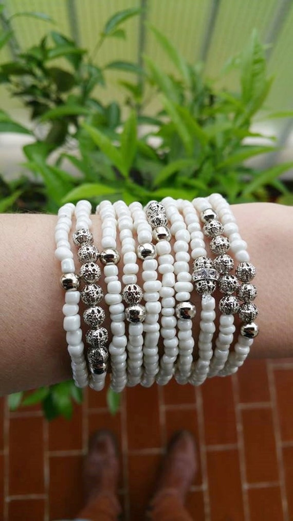 stapelbare Armbänder, Filigranes Armband, Filigraner Schmuck, Layering-Armbänder, Perlenarmbänder, Freundschaftsarmbänder, Weiß Und Silber stapelbare Armbänder, Filigranes Armband, Filigraner Schmuck, Layering-Armbänder, Perlenarmbänder, Freundschaftsarmbänder, Weiß Und Silber von TresJoliePT