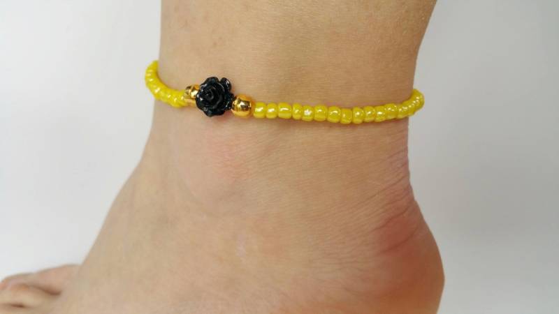strand Fußkettchen - Knöchel Schmuck Boho Knöchel-Armband Schwarze Blume Gelbe Perlen Hippie Festival von TresJoliePT