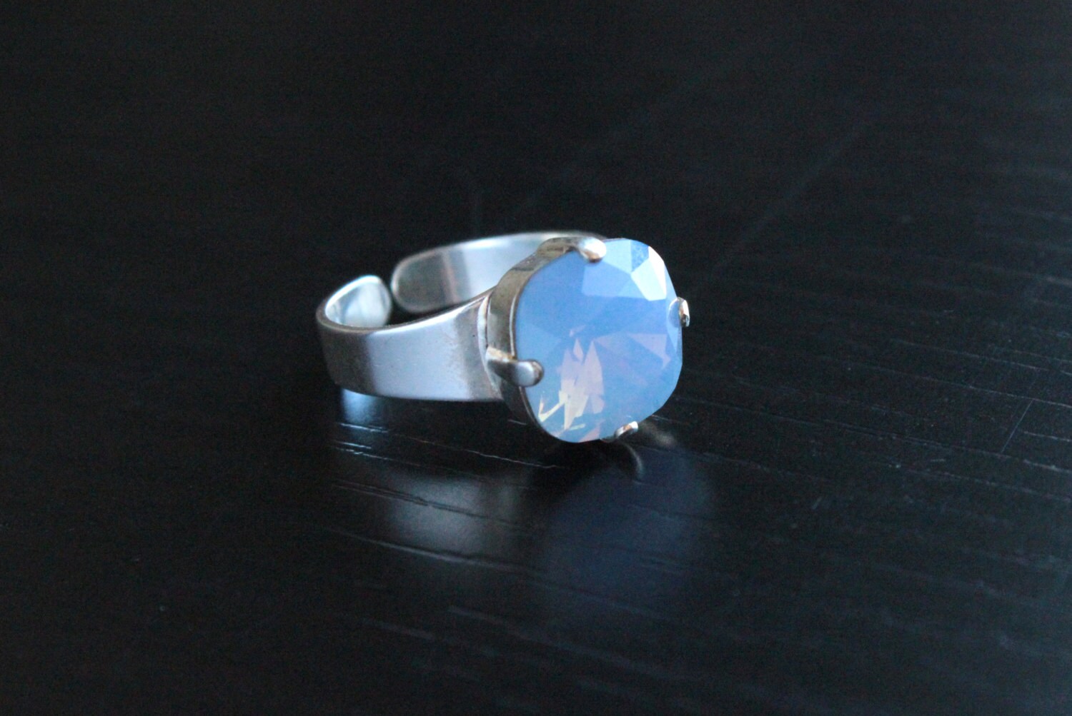Kissengeschliffener Swarovski-Kristallring in Blue Opal 12mm von TresaJewelry