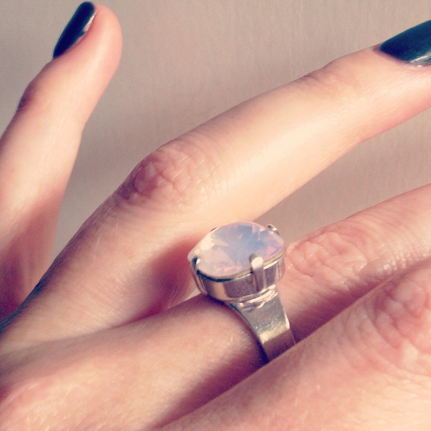 Kissengeschliffener Swarovski-Kristallring in Rosewater Opal 12mm von TresaJewelry