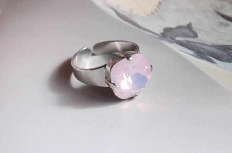Kissengeschliffener Swarovski-Kristallring in Rosewater Opal 12mm von TresaJewelry