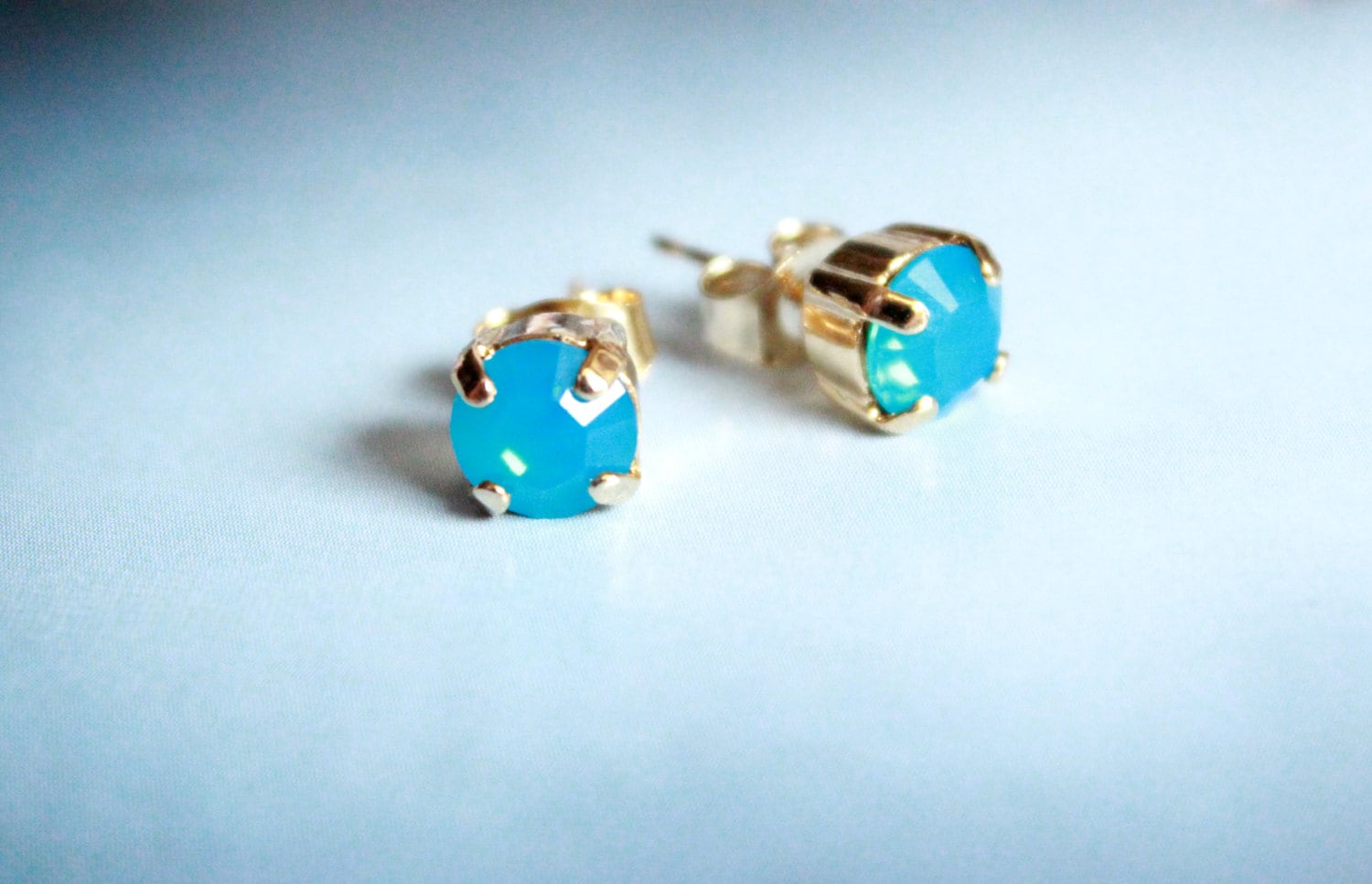 Kleine Swarovksi Kristall Ohrstecker in Caribbean Blue OpalWählen Sie Gold Oder Silver Finish von TresaJewelry