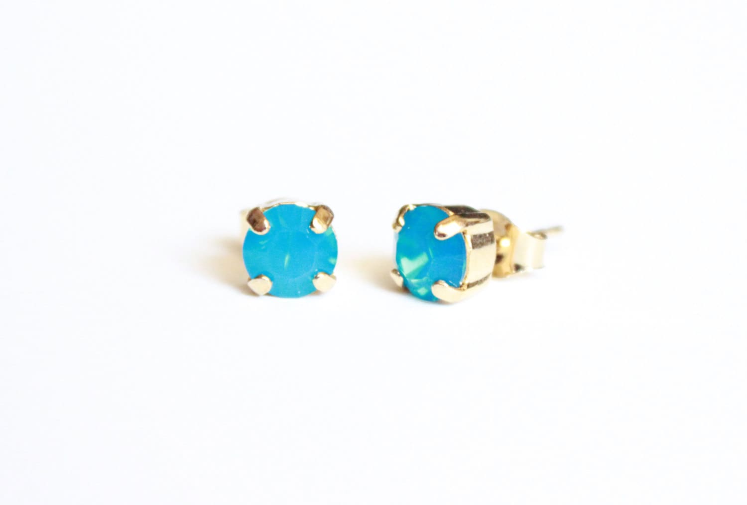 Kleine Swarovksi Kristall Ohrstecker in Caribbean Blue OpalWählen Sie Gold Oder Silver Finish von TresaJewelry