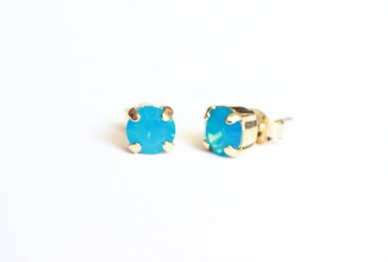 Kleine Swarovksi Kristall Ohrstecker in Caribbean Blue OpalWählen Sie Gold Oder Silver Finish von TresaJewelry