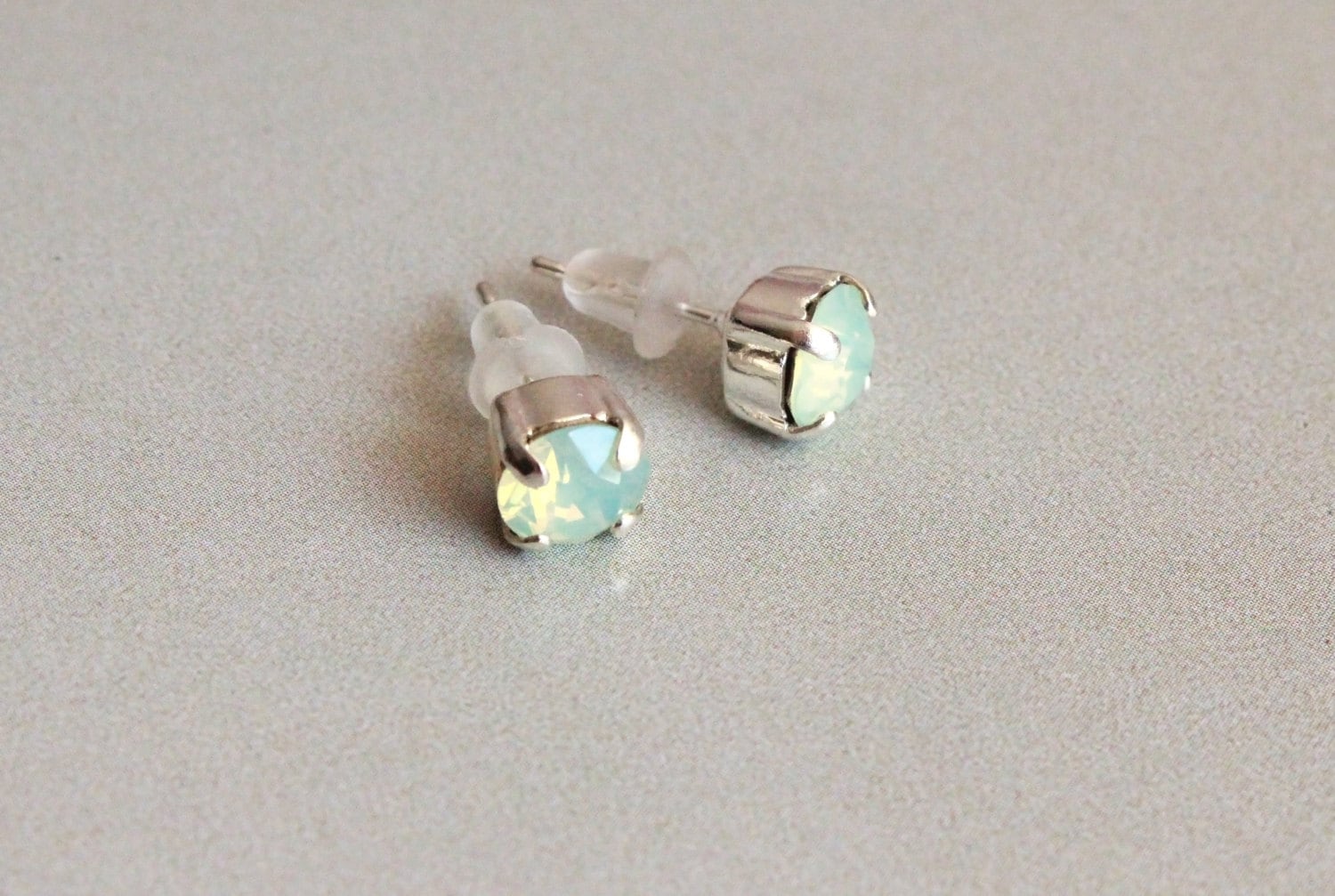 Kleine Swarovksi Kristall Ohrstecker in Chrysolite OpalWählen Sie Gold Oder Silver Finish von TresaJewelry