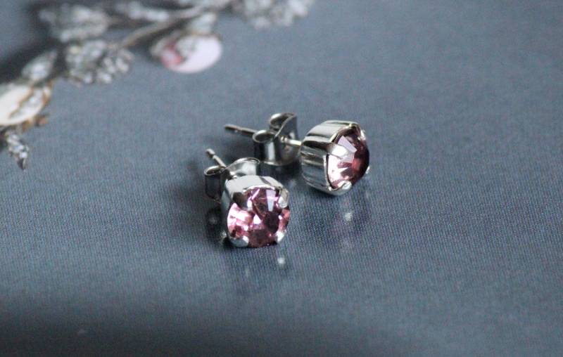 Kleine Swarovksi Kristall Ohrstecker in Antik PinkWählen Sie Gold Oder Silver Finish von TresaJewelry