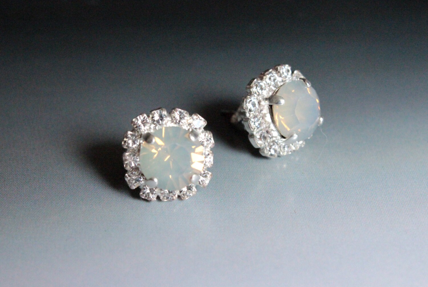 Swarovksi Crystal Halo Ohrstecker in Grau Opal Und Klarem Cyrstal von TresaJewelry
