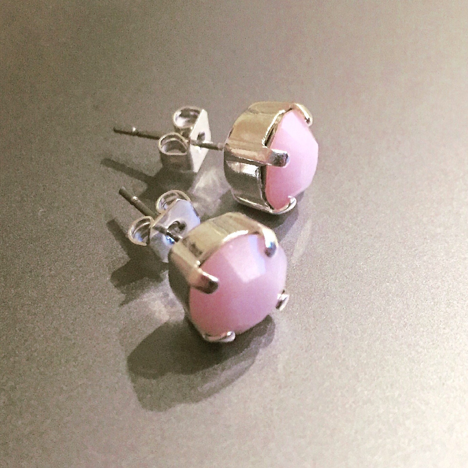 Swarovksi Kristall Ohrstecker in Rosa AlabasterWählen Sie Gold Oder Silver Finish von TresaJewelry