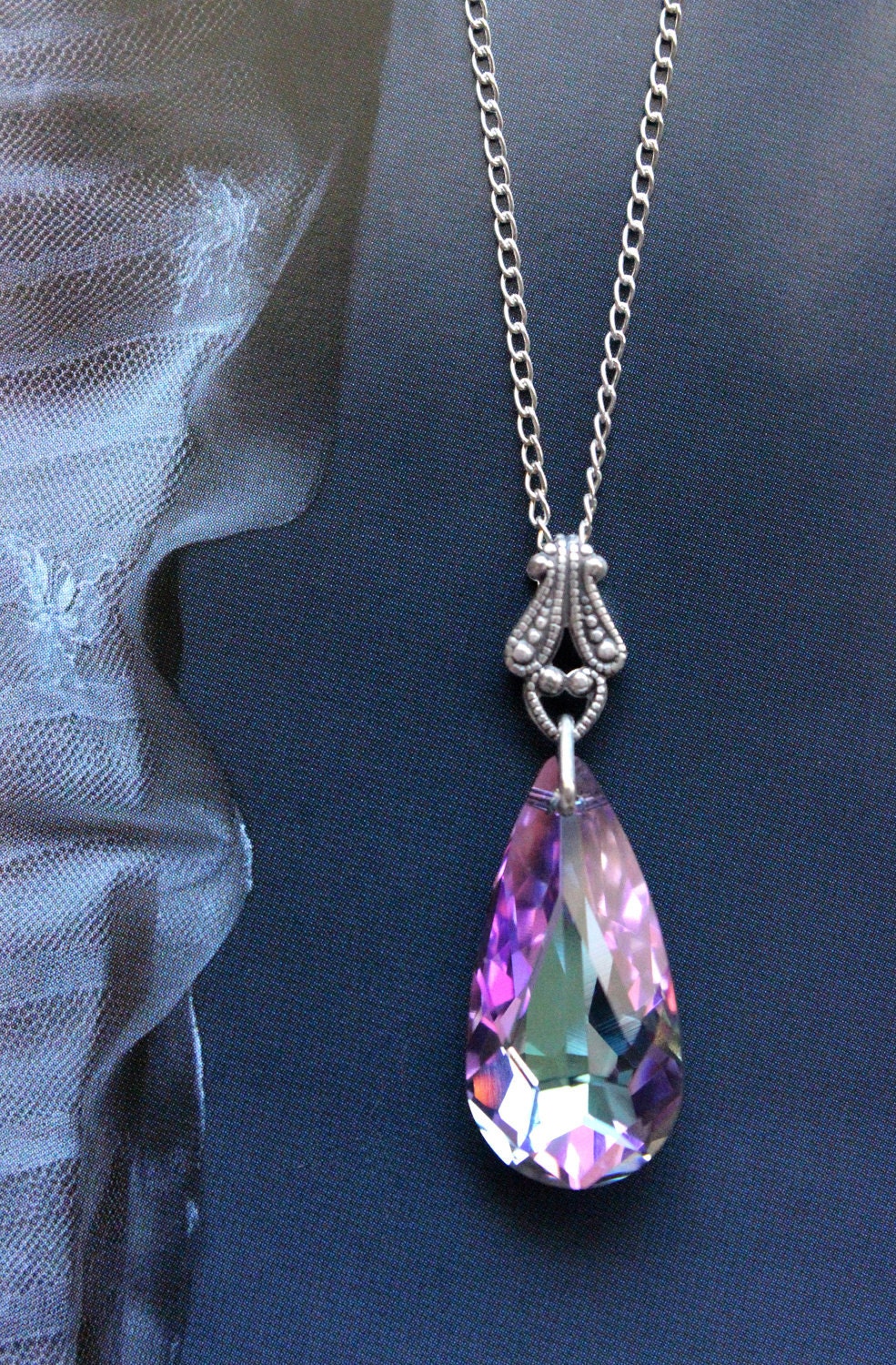 Swarovksi Kristall Teardrop Halskette Mit Filigranem Detail in Light Vitrail Und Silber von TresaJewelry