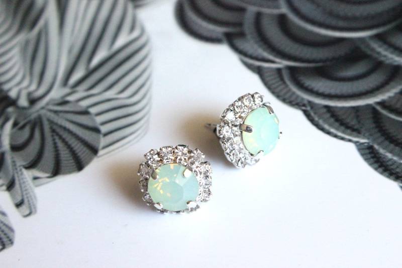 Swarovski Crystal Halo Ohrstecker Aus Chrysolite Opal Und Klarem Kristall von TresaJewelry