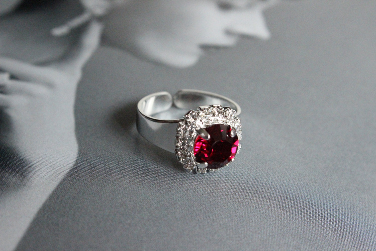 Swarovski Crystal Halo Runder Steinring Mit Verstellbarem Band in Ruby von TresaJewelry