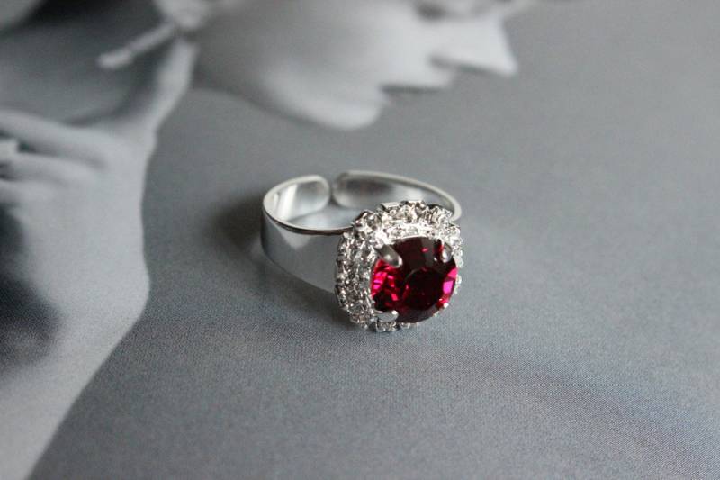 Swarovski Crystal Halo Runder Steinring Mit Verstellbarem Band in Ruby von TresaJewelry
