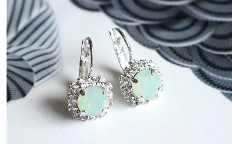 Swarovski Crystal Halo Tropfen Ohrringe Im Chrysolite Opal von TresaJewelry