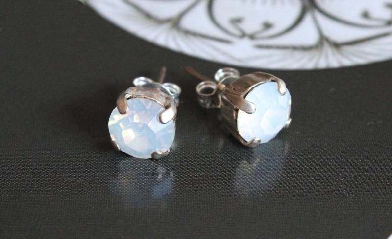 Swarovski Kristall Ohrstecker in Weiß Opal von TresaJewelry