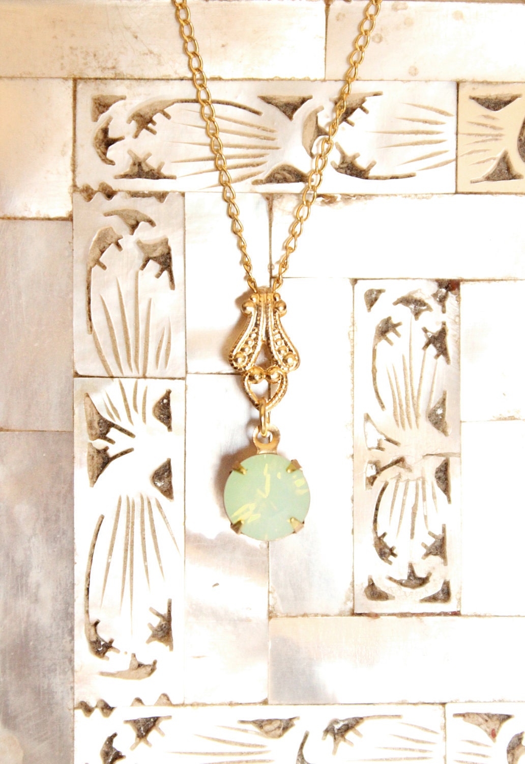 Swarovski Crystal Round Stone Anhänger Mit Vintage Filigree Detail in Chrysolite Opal Und Gold von TresaJewelry
