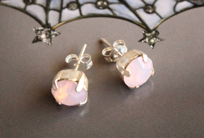 Swarovski Kristall Ohrstecker in Rosewater Opal - Wählen Sie Gold Oder Silber Finish von TresaJewelry