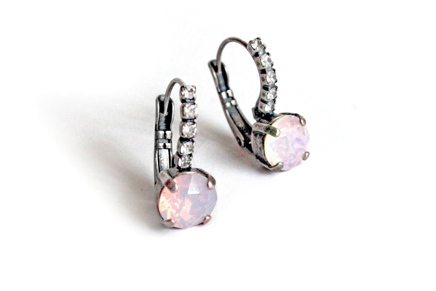 Swarovski Kristall Runde Stein Leverback Baumeln Ohrringe in Rosewater Opal Und Antikem Silber Finish von TresaJewelry