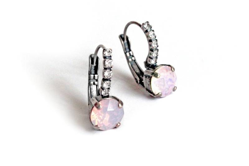 Swarovski Kristall Runde Stein Leverback Baumeln Ohrringe in Rosewater Opal Und Antikem Silber Finish von TresaJewelry