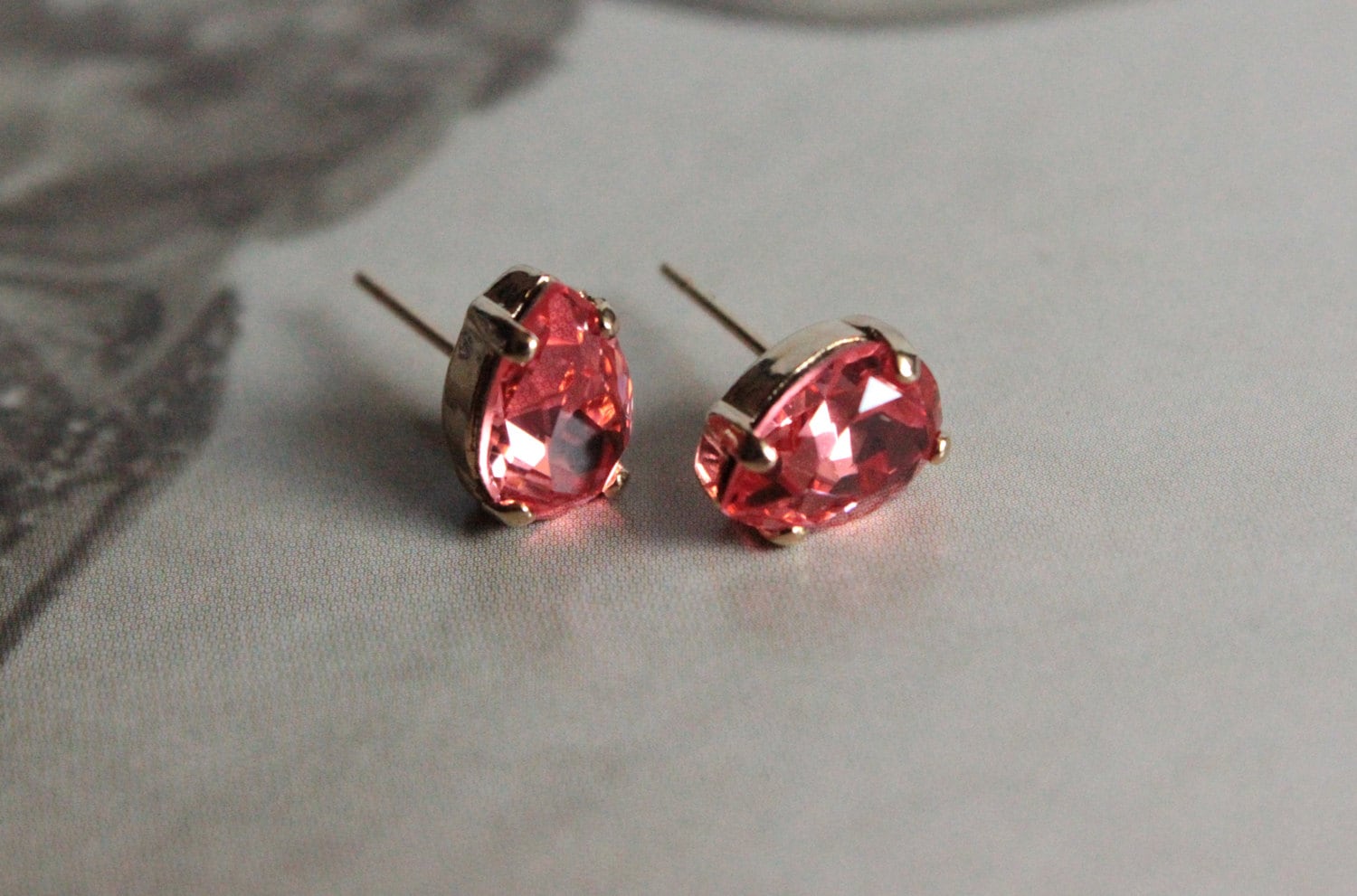 Teardrop Swarovski Kristall Ohrstecker in Peach Rose von TresaJewelry