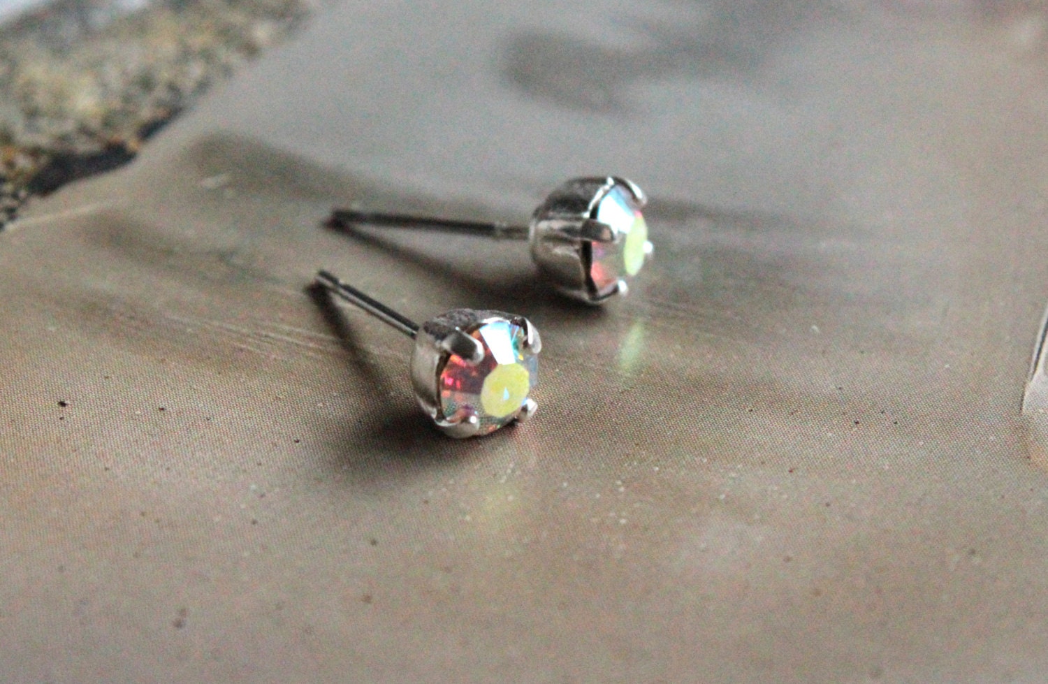 Tiny Swarovksi Kristall Ohrstecker in Ab Wählen Sie Gold Oder Silver Finish von TresaJewelry