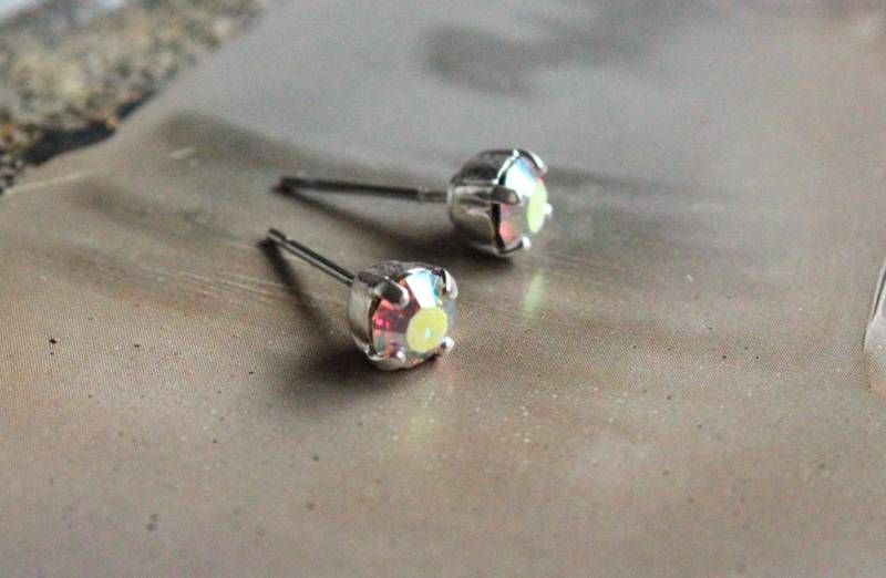 Tiny Swarovksi Kristall Ohrstecker in Ab Wählen Sie Gold Oder Silver Finish von TresaJewelry