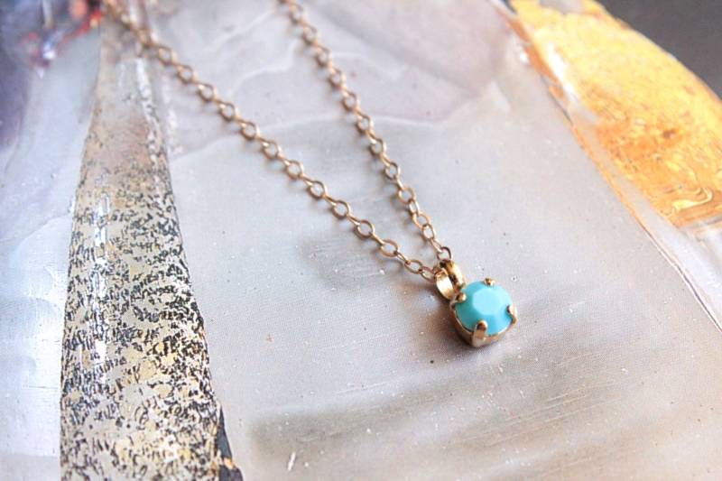 Winziger Swarovski Anhänger in Türkis Und Gold von TresaJewelry