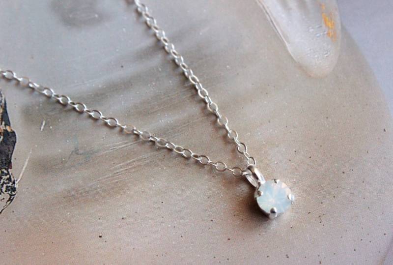 Winziger Swarovski Anhänger in Weiß Opal Und Silber von TresaJewelry