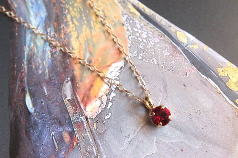 Winziger Swarovski Kristall Anhänger in Rubin Und Gold von TresaJewelry