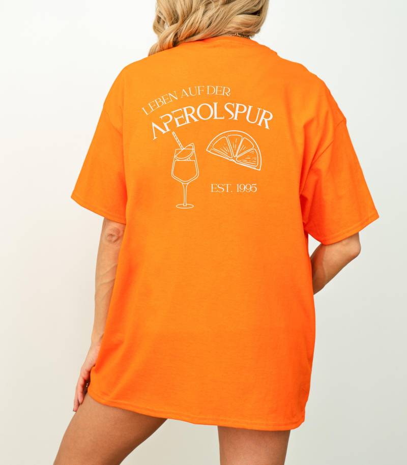 T-Shirt „Aperolspur" Sommer Drinks Aperol Spritz Geschenk Für Freund Freundin Good Vibes Personalisiertes Shirt Geschenkideen von TresjolieDesignshop