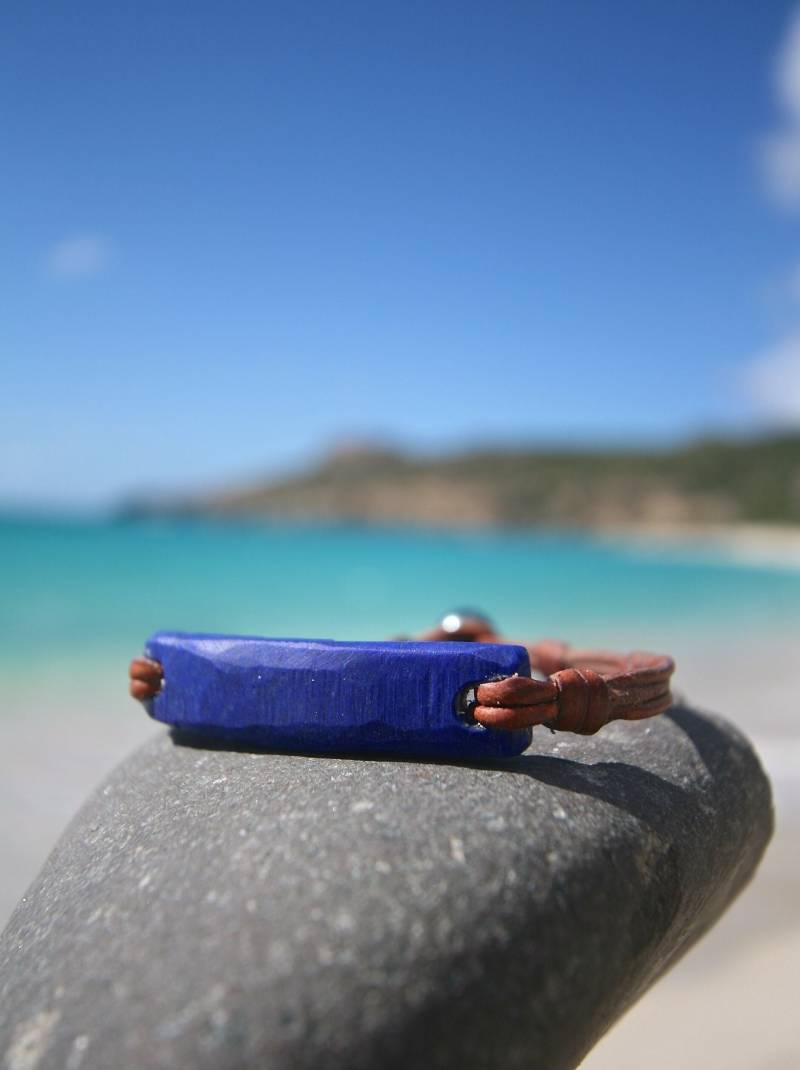 Auf Leder Geschnitzter Lapislazuli Mit Tahitiperlenverschluss, Zuchtperle, Einzigartiges Schmuckstück, Armband Von Der Insel Saint-Barthélemy von TresorsDeStBarth