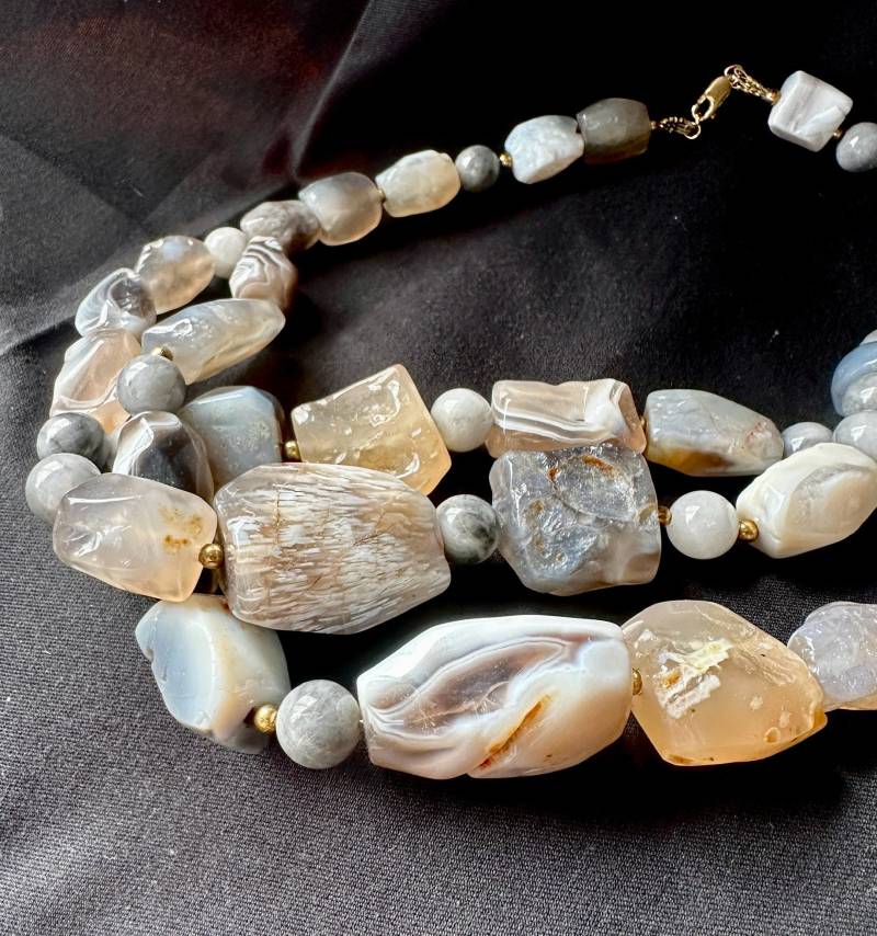 Chunky Perlenkette Gold, Einzigartige Naturstein Statement Halskette, Grau, Weiß Braun Schwarz Tan Achat Perle Multi Strang Geschenk Für Sie von TresorsDuJour