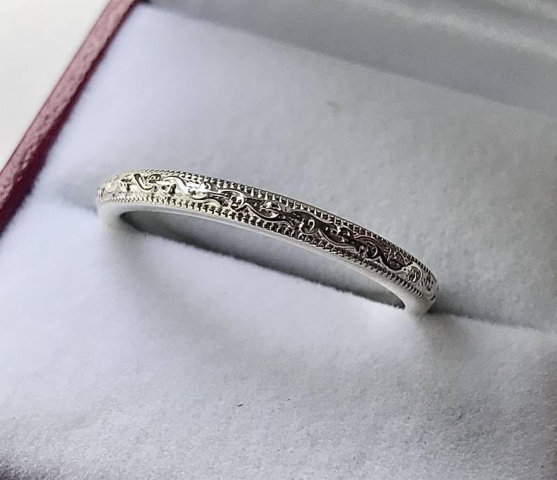 Damast Ehering "Dauphine' Trauringset Gravur Weißgold Platin Passende Eheringe von TresorsDuJour