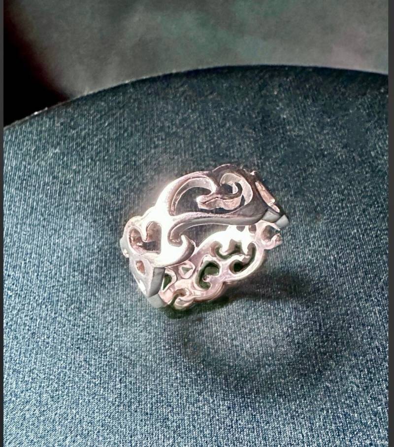 Einzigartige Hochzeit Band Frauen , Individuell Handgefertigt in 14K Weissgold Oder Platin Im Alternative Lace Filigree Design von TresorsDuJour