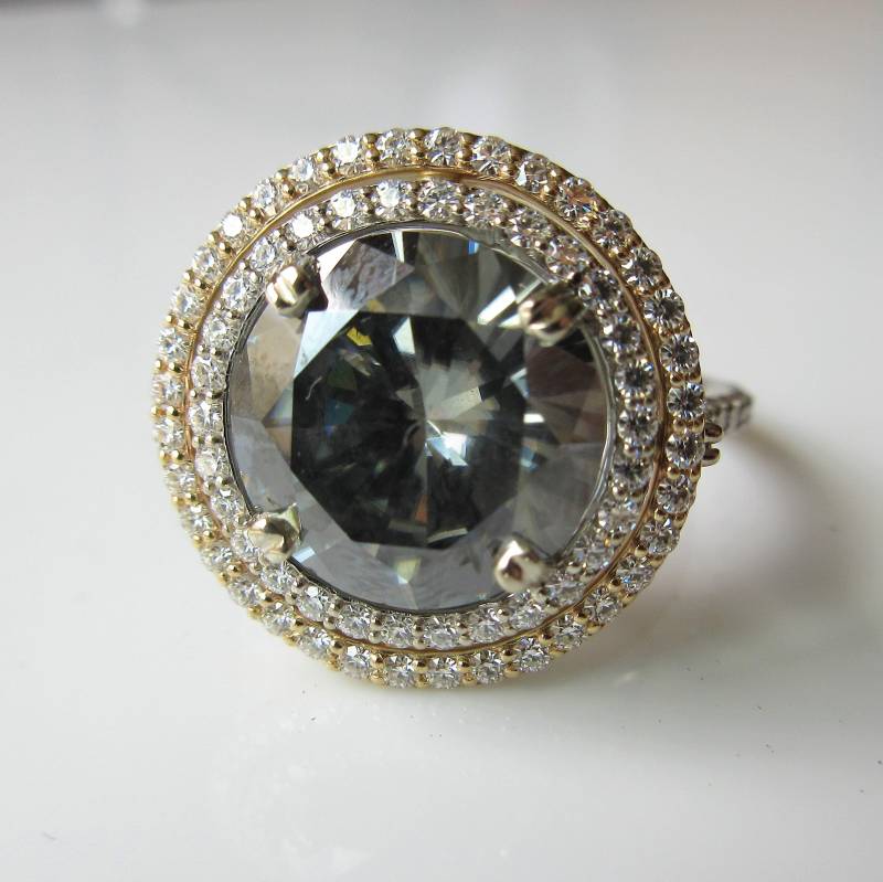Grauer Moissanit-Verlobungsring, Runder Doppel-Halo-Verlobungsring, Zweifarbiger Solitär-Akzentstein Aus Gelb - Und Weißgold, Graue Rechte Hand von TresorsDuJour