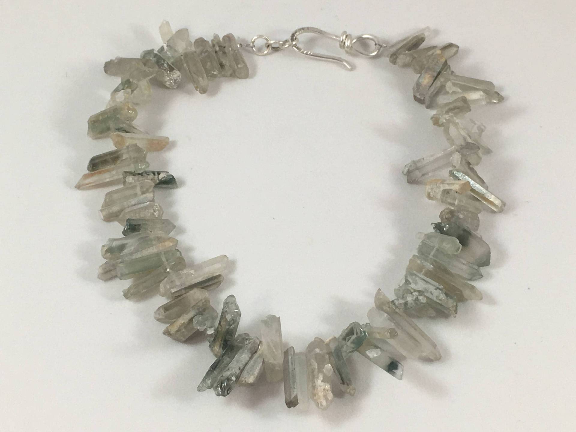 Klobige, Moderne Statement-Halskette Mit Grünem Quarzkristall Und Handgefertigtem Verschluss Aus Gehämmertem Sterlingsilber Klobige, Moderne Statement-Halskette Mit Grünem Quarzkristall Und Handgefertigtem Verschluss Aus Gehämmertem Sterlingsilber von TressPearceDesigns