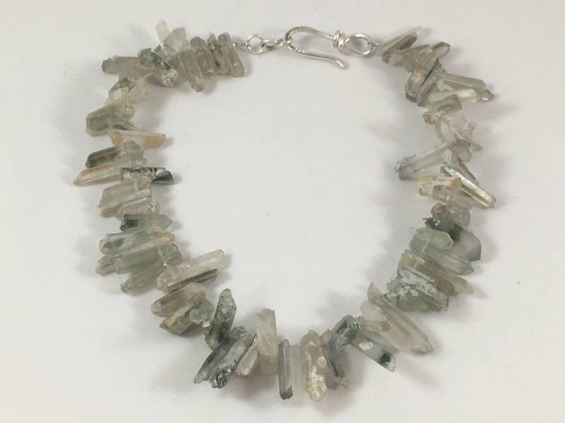 Klobige, Moderne Statement-Halskette Mit Grünem Quarzkristall Und Handgefertigtem Verschluss Aus Gehämmertem Sterlingsilber Klobige, Moderne Statement-Halskette Mit Grünem Quarzkristall Und Handgefertigtem Verschluss Aus Gehämmertem Sterlingsilber von TressPearceDesigns