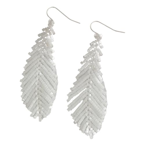 Handgefertigte weiße Perlenfeder-Quasten-Ohrringe, Blatt-Kronleuchter-Design, langer Haken, Statement-Schmuck für Frauen, einzigartiger Stil, baumelnd, 2 Stück von Tressify