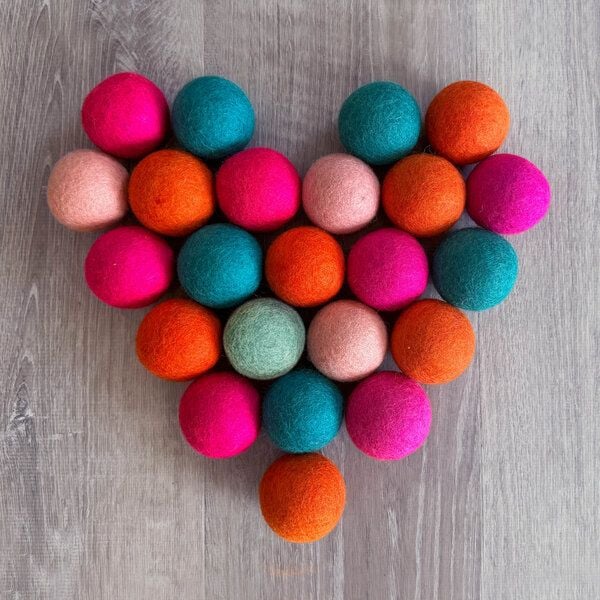 Treusinn Hundespielball FILZY / verschiedene Farben / 100% natürliche Filzwolle / Ø ca. 6 cm von Treusinn