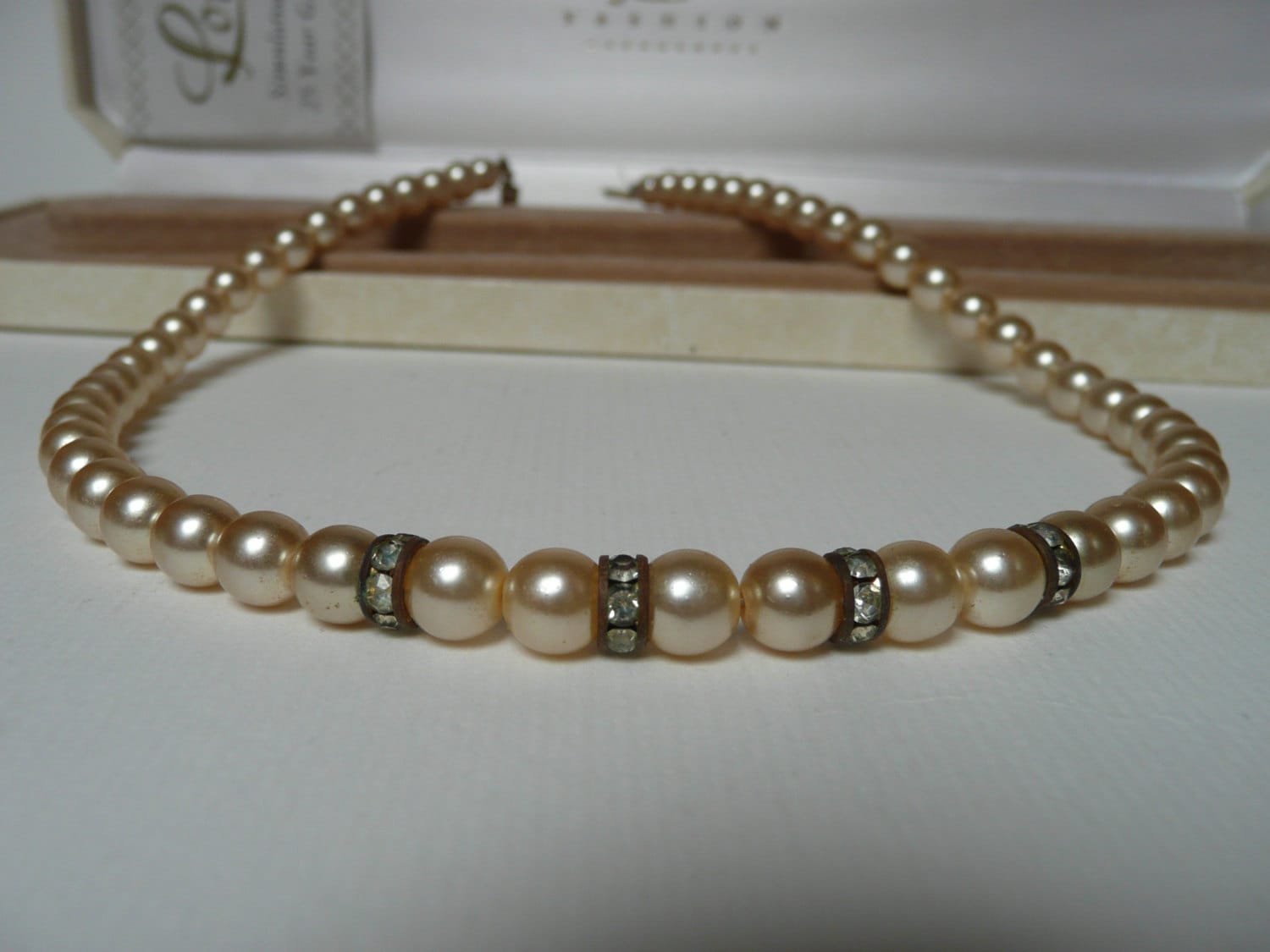Hübsche Vintage Simulierte Perlen Lotus Boxed Strass Halskette von TriMedvedia