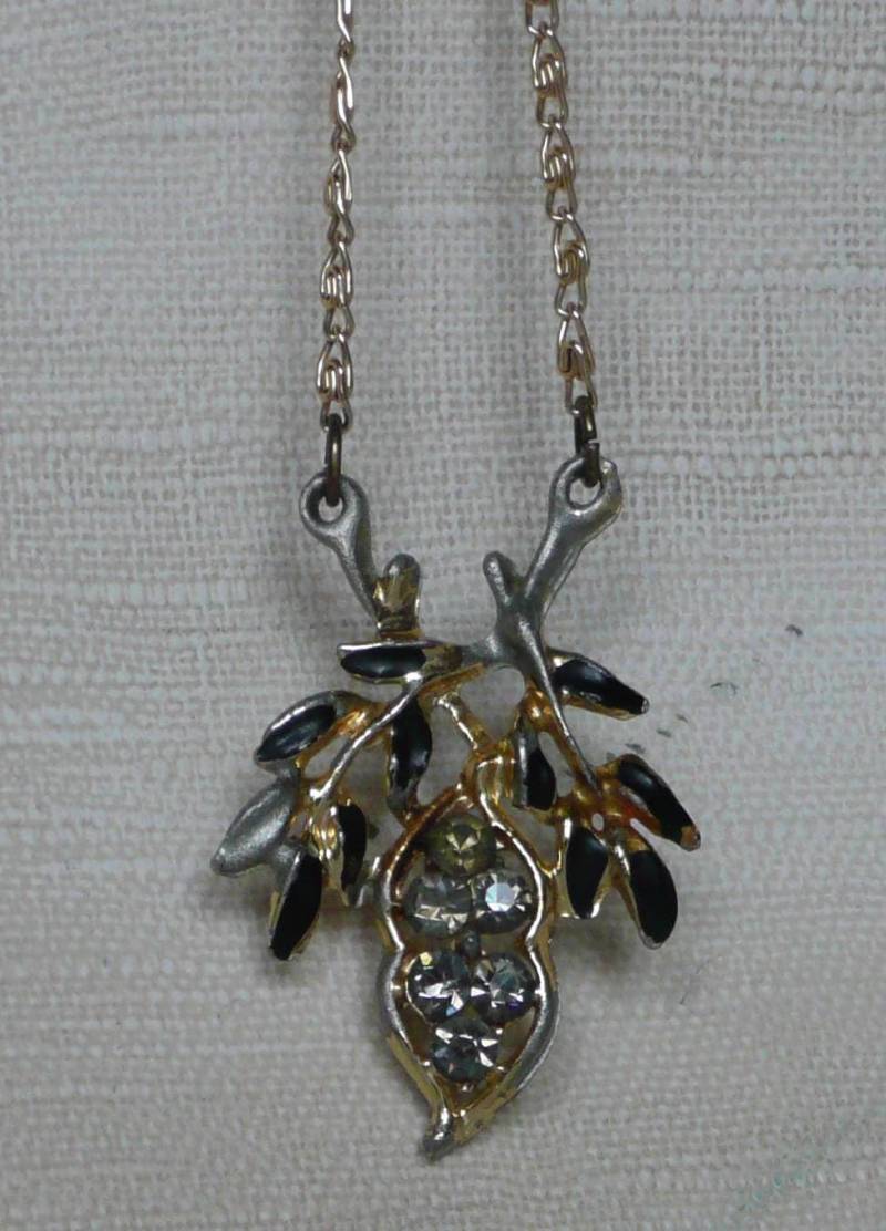 Schöne Vintage Halskette Baumzweige Mit Blumen Schöne Vintage Halskette Baumzweige Mit Blumen von TriMedvedia